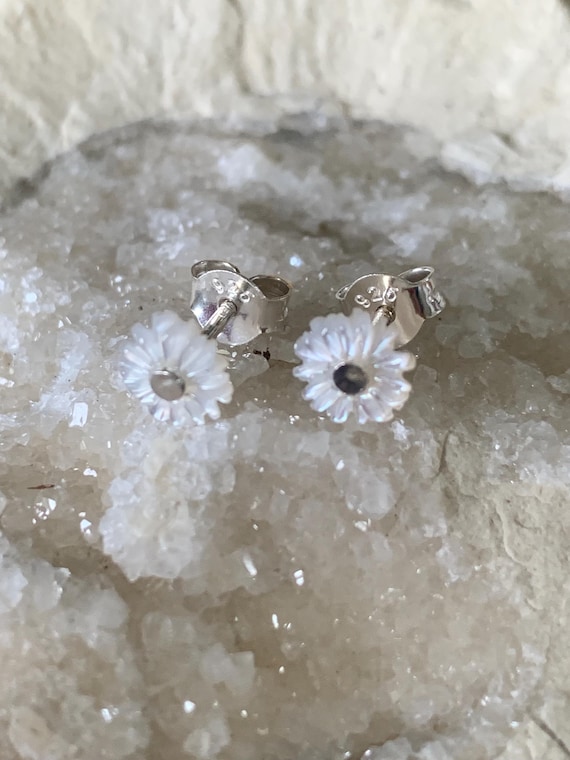 Earrings, studs, silver, carved mother of pearls : IMPORTANT, French vat is included,20% off for US,australian and canadian buyers