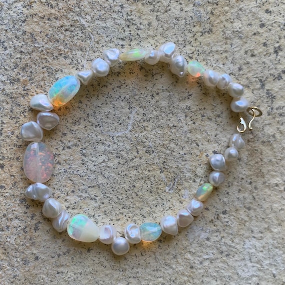 18 k gold bracelet with fresh water pearls and ethiopian opals;  IMPORTANT,French vat is included,20% off for US,australian, canadian buyers