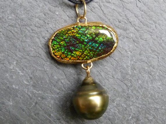 Pendant,18 and 24 ct gold,silver,1 ammolite,1 tahiti pearl:IMPORTANT,French vat is included,20% off for US,australian and canadian buyers