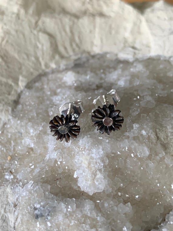 Earrings, studs, silver, carved mother of pearls : IMPORTANT, French vat is included,20% off for US,australian and canadian buyers