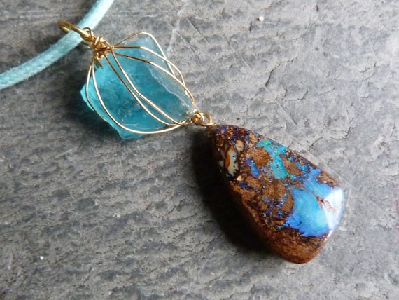 Solid 18ct gold pendant, 1 apatite, 1 boulder opal;  IMPORTANT: French vat is included, 20% off for US,australian + canadian buyers