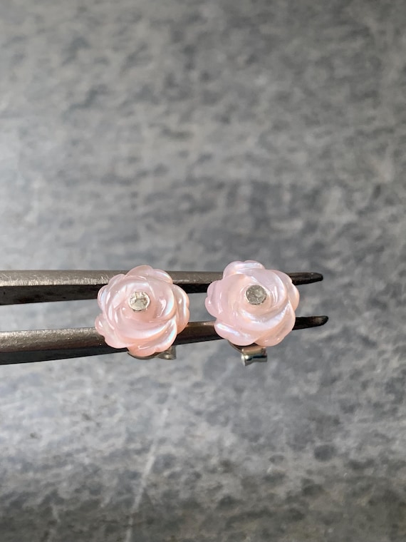 Earrings, studs, silver, carved mother of pearls : IMPORTANT, French vat is included,20% off for US,australian and canadian buyers