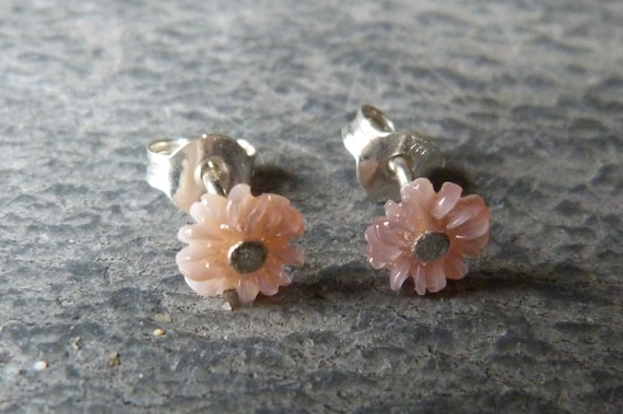 Earrings, studs, silver, carved mother of pearls : IMPORTANT, French vat is included,20% off for US,australian and canadian buyers