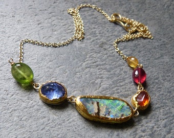 Collana in oro 18 e 24 kt, argento con 1 opale boulder australiano, 1 tanzanite, 1 opale di fuoco, 1 peridoto, 1 rubino, 1 zaffiro giallo