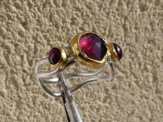 Silver and 24 ct finegold ring,2 star rubys, 1 tourmaline: IMPORTANT, French vat is included, 20% off for US, australian and canadian buyers