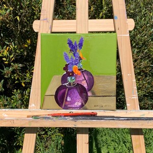 Original painting with a vase, mucaris and pansys as subject, oil on canvas, 20 cm x 20 cm