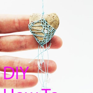 Puede incluir: Kit de bricolaje "Cómo hacerlo" con una piedra en forma de corazón envuelta en cuerda azul y cuentas que cuelgan.