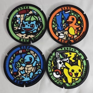 Posavasos con tapa de alcantarilla de Pokémon / Bulbasaur, Charmander, Squirtle y Pikachu
