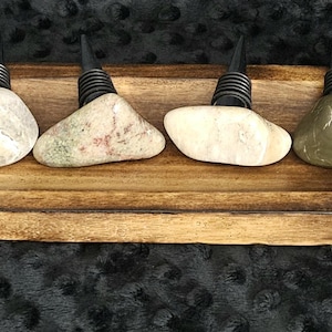 Tapón de vino de piedra pulida hecho a mano / Tapón de botella de roca natural / Regalo de cristal para bar / Accesorio rústico para vino / Decoración rústica para el hogar