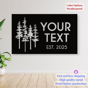 Könnte beinhalten: Schwarzes rechteckiges Metallschild mit weißem Baumdesign und den Worten "YOUR TEXT" und "EST. 2025" in Weiß. Das Schild ist wetterfest und bietet Farboptionen.