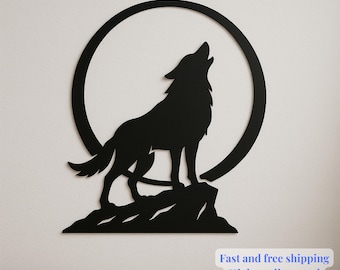 Op de afbeelding: Zwarte metalen wandkunst met een silhouet van een huilende wolf tegen een cirkelvormige achtergrond, mogelijk de maan. De wolf staat op een rotsachtige basis. De tekst "Color Options" is zichtbaar.
