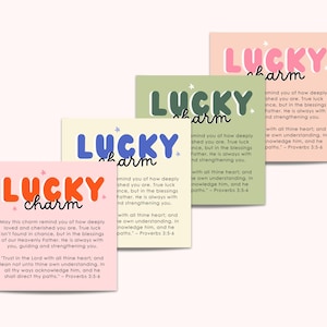 Può includere: Quattro carte colorate con il testo "LUCKY charm" in un carattere giocoso. Ogni carta ha un colore di sfondo diverso e presenta un breve messaggio di ispirazione su come trovare la vera fortuna nelle benedizioni di un Padre Celeste. Il messaggio su una carta dice: "Che questo ciondolo ti ricordi quanto sei amato e apprezzato. La vera fortuna non si trova nel caso, ma nelle benedizioni del nostro Padre Celeste. Lui è sempre con te, ti guida e ti rafforza. "Confida nel Signore con tutto il tuo cuore, e non appoggiarti al tuo intelletto. Riconoscilo in tutte le tue vie, ed egli appianerà i tuoi sentieri." - Proverbi 3:5-6"