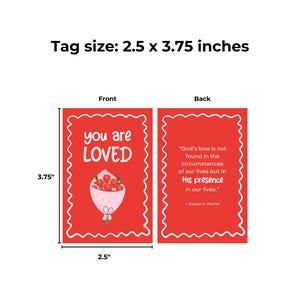 Puede incluir: Etiqueta roja, 6,35 cm x 9,53 cm, con las palabras "you are LOVED" y una ilustraci&oacute;n de ramo en la parte delantera. La parte trasera presenta una cita sobre el amor de Dios. La etiqueta tiene un borde festoneado blanco.