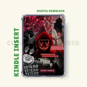 Può includere: Inserto per Kindle con un design a collage. Il design presenta una figura rossa con cappuccio e occhi luminosi, il testo "PSYCHO" e altri elementi grafici. Sono visibili anche le parole "DOWNLOAD DIGITALE" e "INSERTO KINDLE".