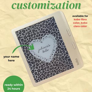 Peut inclure: Une liseuse Kobo avec un écran de verrouillage personnalisé avec un fond à imprimé léopard et un motif en forme de cœur avec le texte "juliana's kobo". Le mot "customization" est affiché au-dessus de la liseuse, avec les mots "your name here" et "ready within 24 hours."