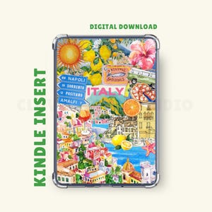 Op de afbeelding: Kindle-inzetstuk met een kleurrijk Italiaans thema. Het ontwerp bevat citroenen, een zon, een bus, pizza en het woord "ITALY". De teksten "DIGITALE DOWNLOAD" en "KINDLE INSERT" zijn ook zichtbaar.
