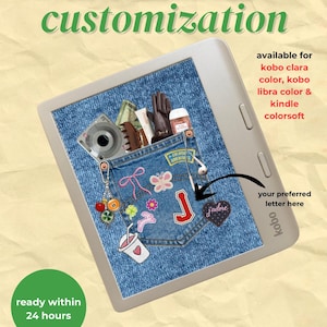 Puede incluir: Un lector electrónico Kobo con un diseño de bolsillo de mezclilla en la pantalla, con varios amuletos y la letra "J". La pantalla muestra el texto "Kobo & Kindle Lock Screen customization". Disponible para Kobo Clara Color, Kobo Libra Color & Kindle Colorsoft.