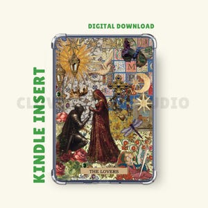 Könnte beinhalten: Ein Kindle-Insert mit einem Tarotkarten-Design. Das Bild zeigt einen knienden Ritter und eine Frau in einem roten Kleid, mit dem Text "THE LOVERS" am unteren Rand. Der Hintergrund umfasst Sterne, Schmetterlinge und eine Taube.
