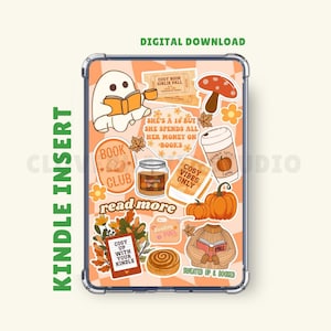 Puede incluir: Inserto transparente para Kindle con temática otoñal. Presenta pegatinas de un fantasma leyendo, calabazas, una taza de café y el texto "Cosy Vibes Only". El inserto también tiene el texto "Kindle Insert" y "Digital Download".