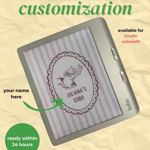 Könnte beinhalten: Silberner Kobo-E-Reader mit individuellem Sperrbildschirm. Der Bildschirm zeigt eine Katzenillustration in einem ovalen Rahmen mit dem Text "JULIANA'S KOBO". Die Worte "Kobo Lock Screen customization" stehen oben. Der Text lautet auch "available for kindle colorsoft."