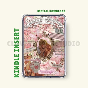 Puede incluir: Inserto para Kindle con un diseño de collage romántico. El diseño incluye una pareja en un marco adornado, mariposas, rosas y texto que dice "Welcome to the Magnificent North" y "Little Fox". El inserto está en una funda transparente.