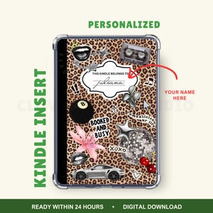 Könnte beinhalten: Ein personalisierter Kindle-Einsatz mit Leopardenmuster und verschiedenen dekorativen Aufklebern. Die Aufkleber umfassen eine Kassette, Lippen, Sterne, eine Discokugel, ein Sportwagen und den Text "BOOKED AND BUSY". Der Text "THIS KINDLE BELONGS TO Juliana" ist ebenfalls vorhanden.