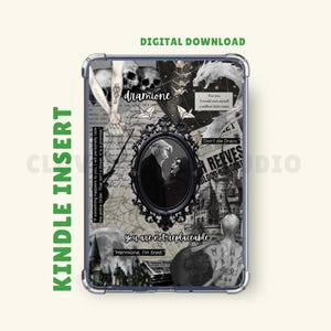 Op de afbeelding: Kindle-inzet met een zwart-wit collage-ontwerp. Het ontwerp bevat schedels, een ingelijst portret en tekst met de tekst "dramione" en "you are not replaceable". De woorden "Kindle Insert" en "Digital Download" zijn ook zichtbaar.