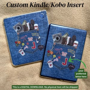Può includere: Inserto personalizzato per Kindle/Kobo con un design a tasca in denim. La tasca presenta una fotocamera, guanti e altri accessori. Il design include la lettera "J" e la parola "jadore".