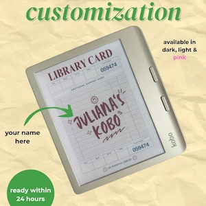 Puede incluir: Un lector electrónico Kobo con una pantalla de bloqueo personalizada con un diseño de tarjeta de biblioteca. La pantalla muestra "JULIANA'S KOBO" en un estilo manuscrito. El texto incluye "Kobo Lock Screen customization" y "available in dark, light & pink."