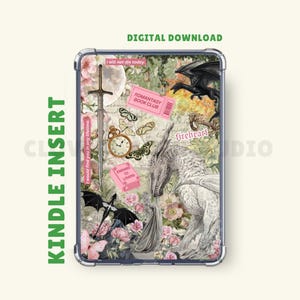 Può includere: Inserto per Kindle con un design collage fantasy. Presenta un drago bianco, draghi neri, farfalle, una spada, un orologio da tasca e il testo "fireheart", "ROMANTASY BOOK CLUB" e "ENEMIES TO LOVERS". Sono visibili anche le parole "DOWNLOAD DIGITALE" e "INSERTO KINDLE".