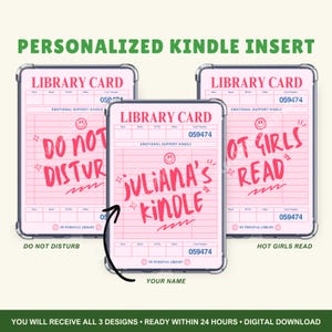 Może przedstawiać: Trzy różowe wkładki do Kindle z projektem karty bibliotecznej. Jedna wkładka brzmi "Do Not Disturb", druga mówi "Juliana's Kindle", a trzecia "Hot Girls Read". Tekst "Personalized Kindle Insert" znajduje się na górze.