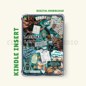 Puede incluir: Inserto para Kindle con un diseño de collage. El diseño incluye una guitarra, el texto "Lachlan Lark", un tarro, una magdalena y una máscara de Batman. Las palabras "Descarga digital" están en la parte superior.
