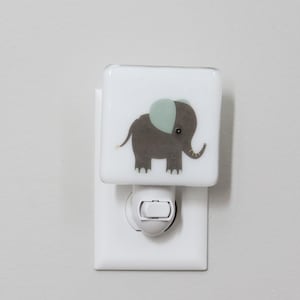 Elefant Fusing Glasnachtlicht | Kinderzimmer | Baby-Dusche-Geschenk | Graues Kindernachtlicht | Gender Neutral Nachtlicht | Modernes Nachtlicht