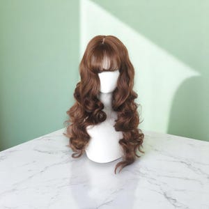 女性用ロングウェーブブラウンウィッグ（前髪付き）、ナチュラルルックのコスプレ・普段使いウィッグ、コスチューム用ソフトウィッグ、妖精ファッション、彼女へのプレゼントに最適