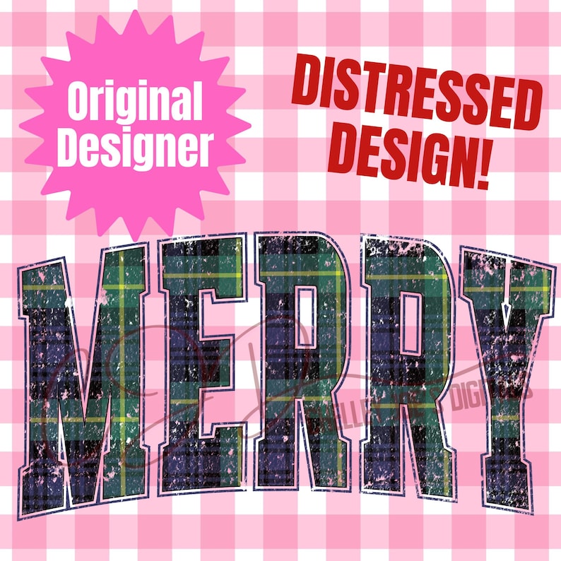 Op de afbeelding: Een distressed ontwerp met het woord "MERRY" in grote blokletters met een ruitpatroon in groen, blauw en geel. De achtergrond is een roze ruitpatroon, met de tekst "Original Designer" en "DISTRESSED DESIGN!"