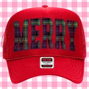 Op de afbeelding: Een rode truckerpet met het woord "MERRY" in grote, geruite letters op de voorkant. De pet heeft een mesh achterkant en een gebogen klep. Een klein wit label leest "OTTO WORLD FAMOUS FOAM FRONT TRUCKER".