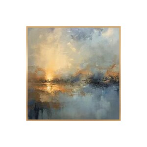 Puede incluir: Pintura abstracta de paisaje con una puesta de sol dorada sobre el agua. La obra presenta una mezcla de azules, grises y naranjas, enmarcada en un marco de madera dorada. Las pinceladas crean un efecto texturizado.