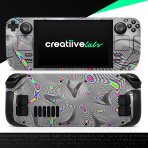 Pode incluir: Um console de jogos cinza e preto com um design psicodélico colorido. O console tem uma tela, botões e um logotipo que diz "creatiivelabs".