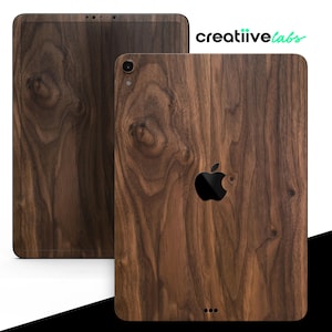 Op de afbeelding: Een bruine iPad-hoes met houtnerf en een zwart Apple-logo. De hoes heeft een textuur en een donkerbruine kleur.