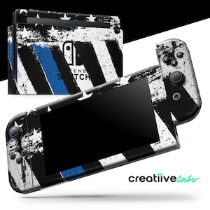 以下が含まれることがあります： 黒、白、青のディストレストデザインのNintendo Switchコンソールとコントローラー。デザインはストライプ、星、青い線が特徴です。「END SWITCH」の文字がコンソールに表示されています。