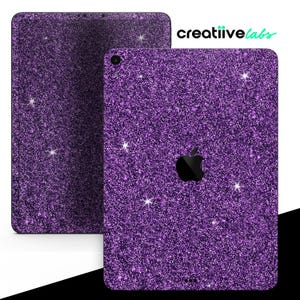 Può includere: Pellicola per iPad di colore viola glitterata con il logo Apple al centro. La pellicola è realizzata in un materiale resistente e adesivo, facile da applicare e rimuovere.