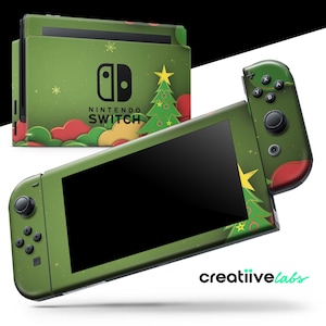 Op de afbeelding: Een groene Nintendo Switch-console met een kerstthema. De console heeft afbeeldingen van kerstbomen, sterren en sneeuwvlokken. De woorden "NINTENDO SWITCH" staan op de console.