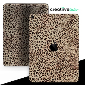 Può includere: Una pellicola per iPad con stampa leopardata. La pellicola è marrone e beige con macchie nere.