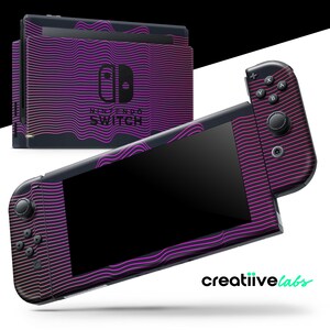Puede incluir: Una consola Nintendo Switch y sus mandos con un diseño de líneas onduladas moradas y rosas. La consola y los mandos tienen el logotipo de Nintendo Switch. La imagen también incluye el texto "creatiivelabs".