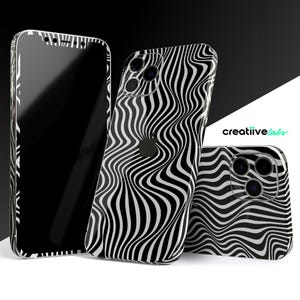 Peut inclure: Trois coques pour iPhone avec un motif ondulé noir et blanc. Les coques sont conçues pour s'adapter à l'iPhone 13 Pro Max.