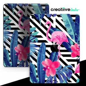 Puede incluir: Un patrón geométrico en blanco y negro con flamencos rosas y hojas tropicales azules y verdes. El patrón está en una funda de teléfono.