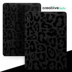 Può includere: Custodia nera per iPad con un design a stampa leopardata nera. La custodia ha un ritaglio per il logo Apple.