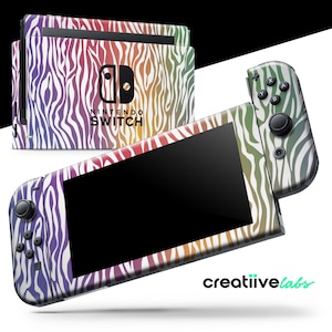 Könnte beinhalten: Eine Nintendo Switch-Konsole und Controller mit einem Regenbogen-Zebramuster. Konsole und Controller haben schwarze Bildschirme und Knöpfe. Das Nintendo Switch-Logo ist auf der Konsole zu sehen.