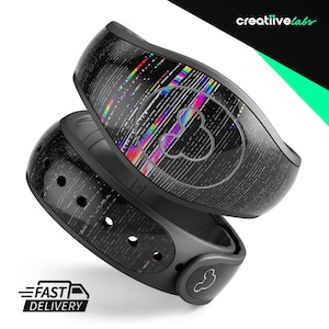 Puede incluir: Pulsera Magic Band negra con un diseño de arcoíris con fallas y un icono de Mickey Mouse. La pulsera es un accesorio popular para los visitantes de los parques temáticos de Disney.