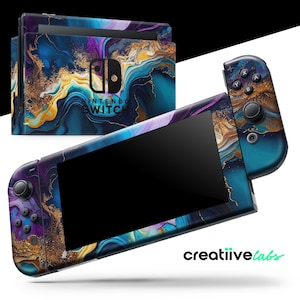 Könnte beinhalten: Eine Nintendo Switch Konsole und ein Controller mit einer benutzerdefinierten Haut, die ein abstraktes Marmormuster in Blau, Lila und Gold zeigt. Das Design hat einen wirbelnden, fließenden Look mit goldenen Glitzer-Akzenten.
